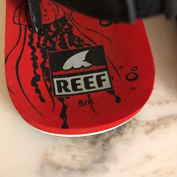 Reef Toddler 5/6 red and black shark sandals - Picture 5 of 7